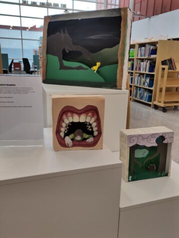 Utställning av skugglådor i biblioteket
